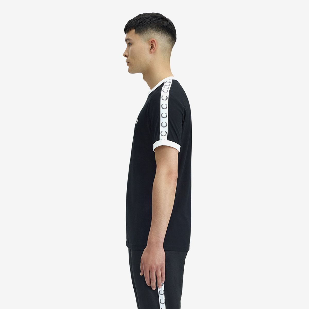 프레드페리(FRED PERRY) [Baseline] 테잎 링어 티셔츠 - 블랙 AFPM2G94620-102