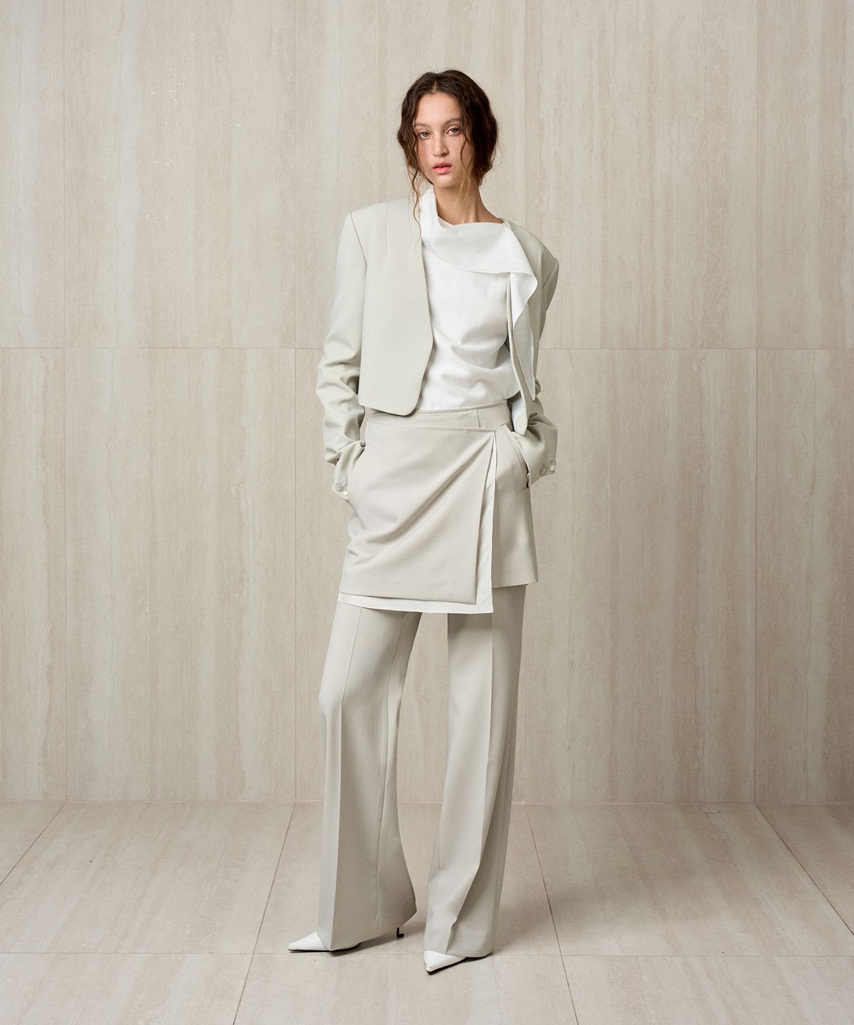리이(RE RHEE) TAILORED SKIRTED TROUSERS BASIL CREAM