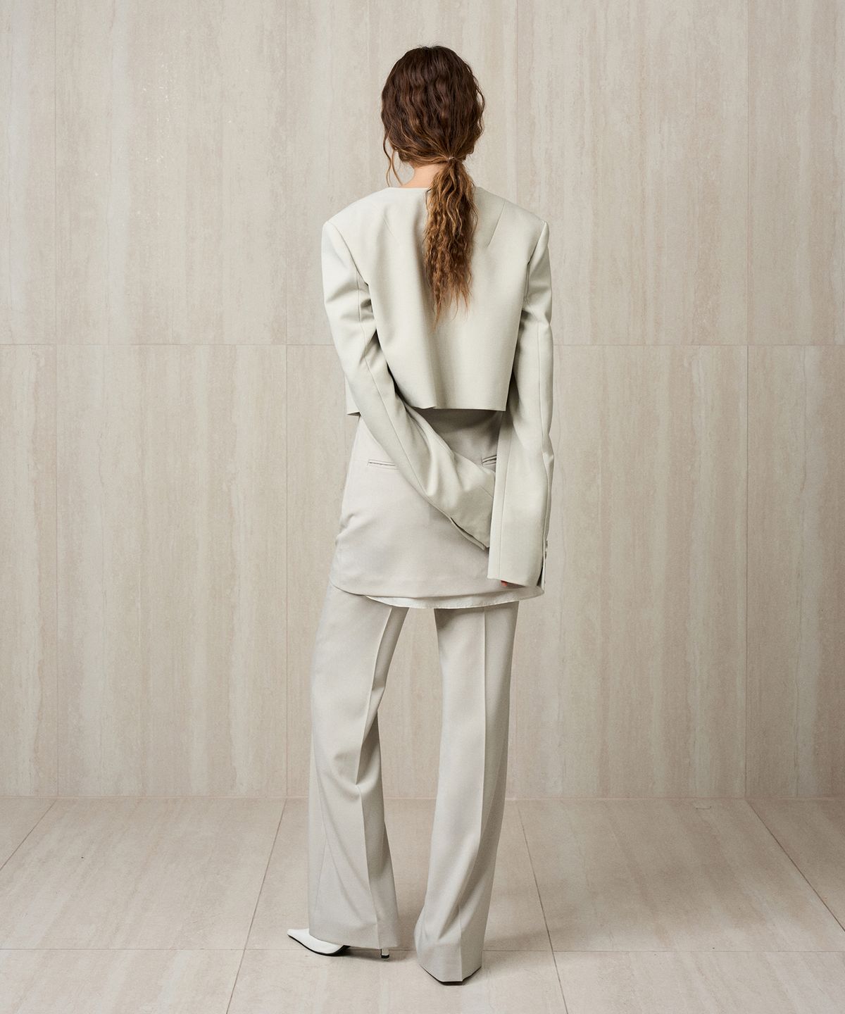 리이(RE RHEE) TAILORED SKIRTED TROUSERS BASIL CREAM