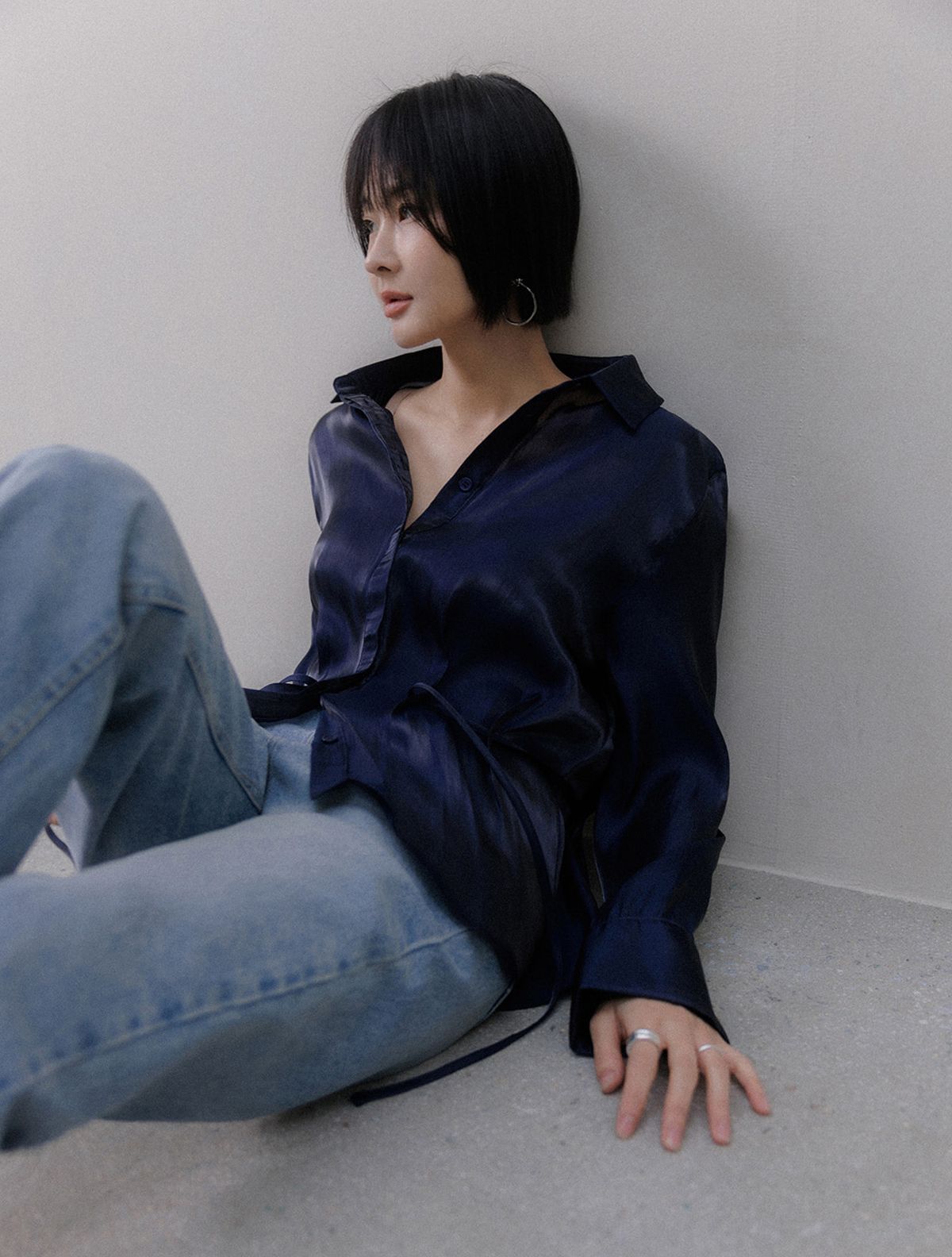 메무아(MEMUA) 샌드글로시 스트랩 블라우스