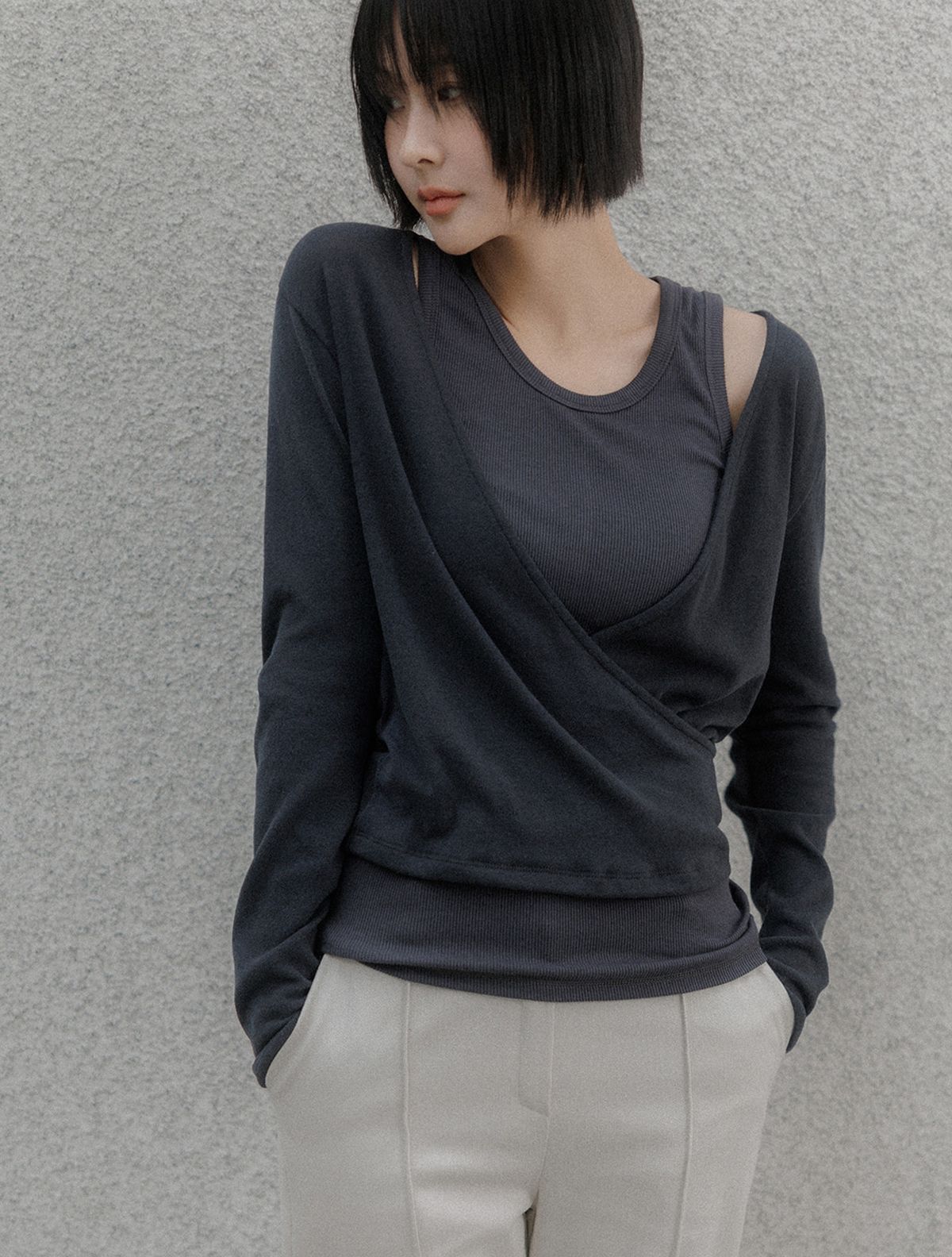 메무아(MEMUA) 시엔즈 랩 드레이프 탑(베이지)