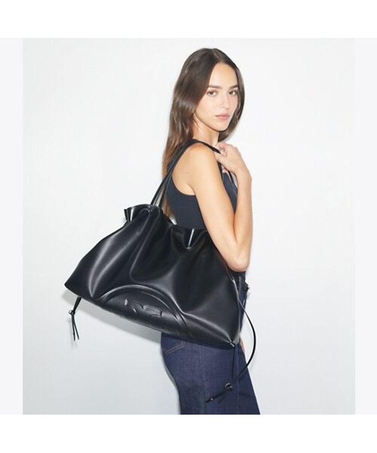 토리버치(TORYBURCH) 엘라 리사이클 드로스트링 토트 - 블랙