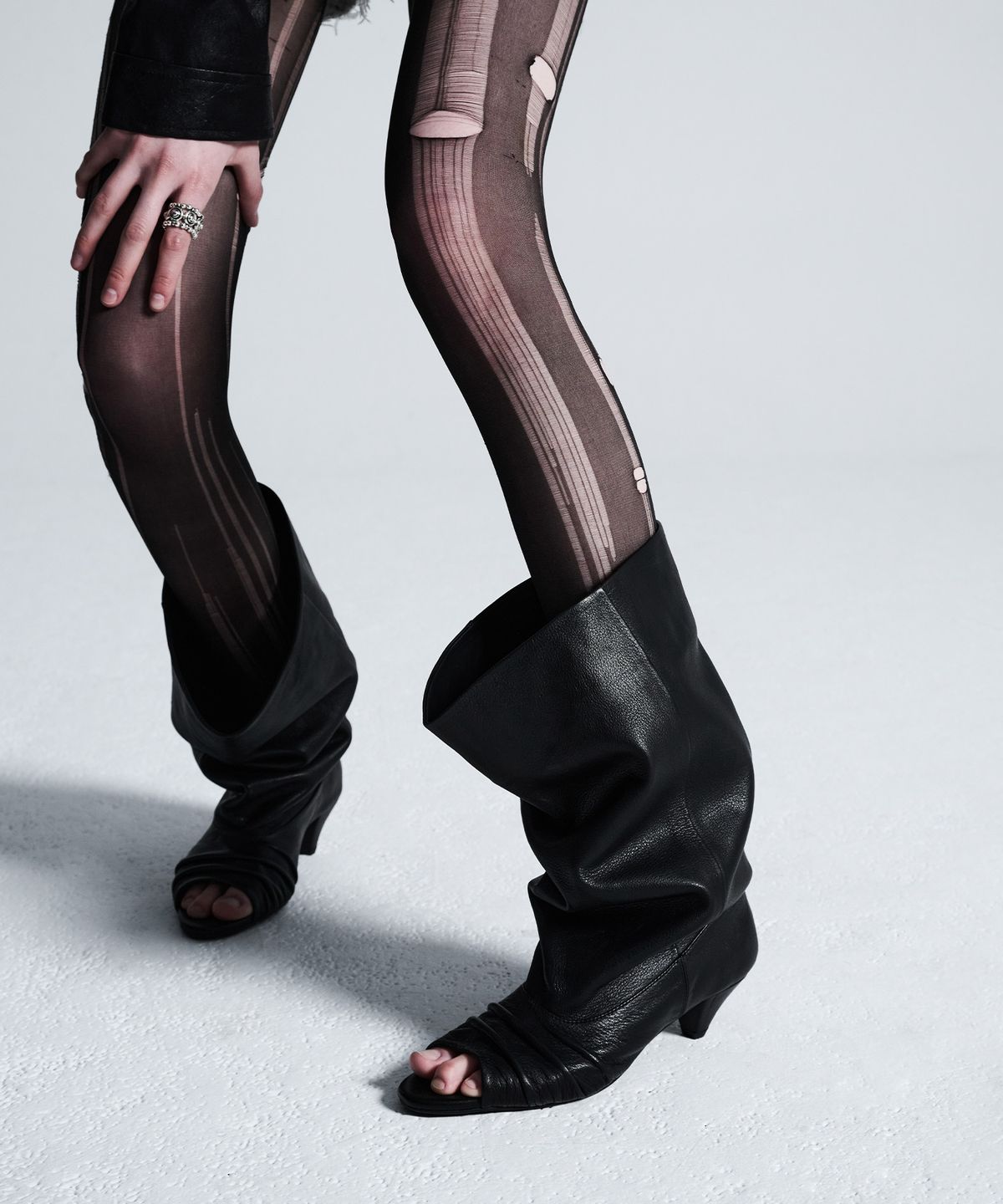 이크닉(IHCNIK) 101 slouchy open toe boots / black