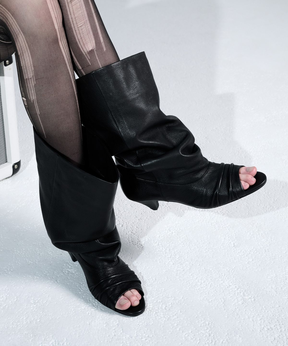 이크닉(IHCNIK) 101 slouchy open toe boots / black
