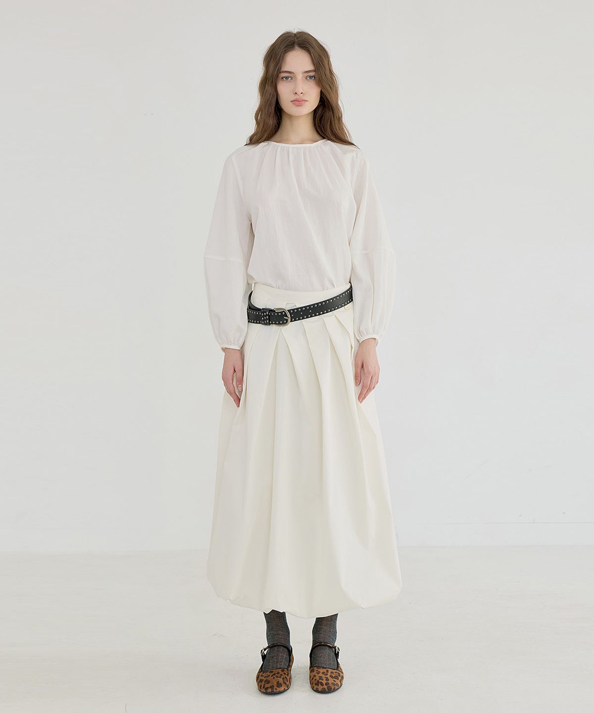 퀸스래빗(Q'SRB) Back Ribbon Round-Neck Shirring Blouse
