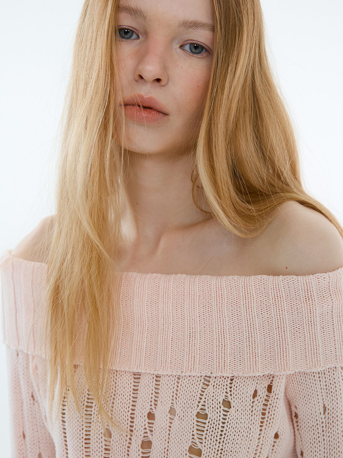 엘유브이엠(LUVM) OFF SHOULDER KNIT PULLOVER_LIGHT PINK