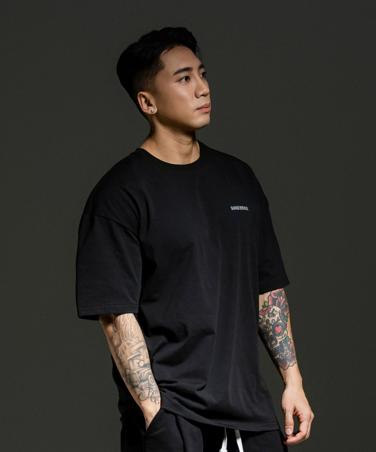 어센더(ASCENDER) 블랙레터 오버핏 숏슬리브 [블랙]