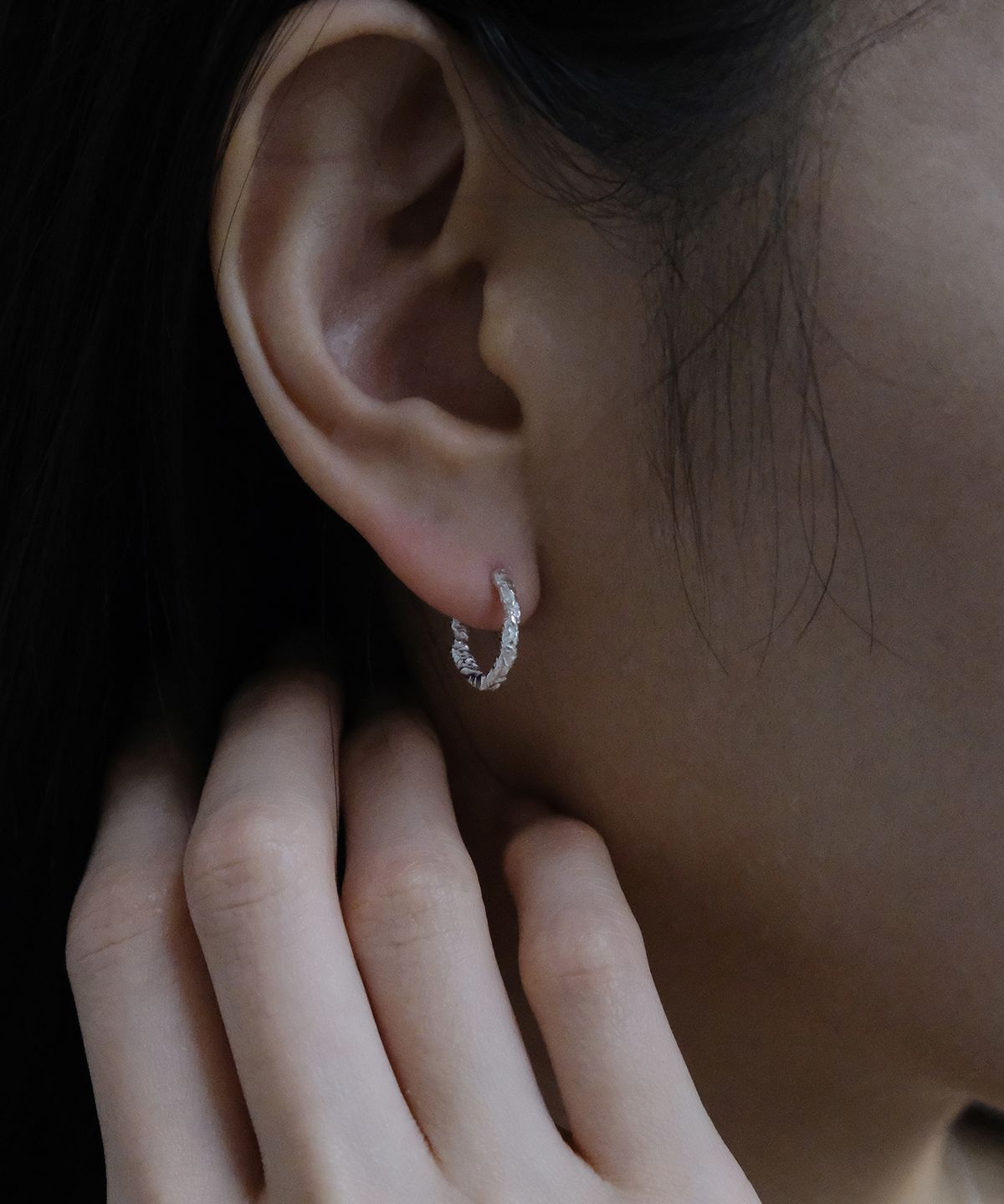 포에트리하우스(POETRYHAUS) RIPPLE HOOP EARRINGS