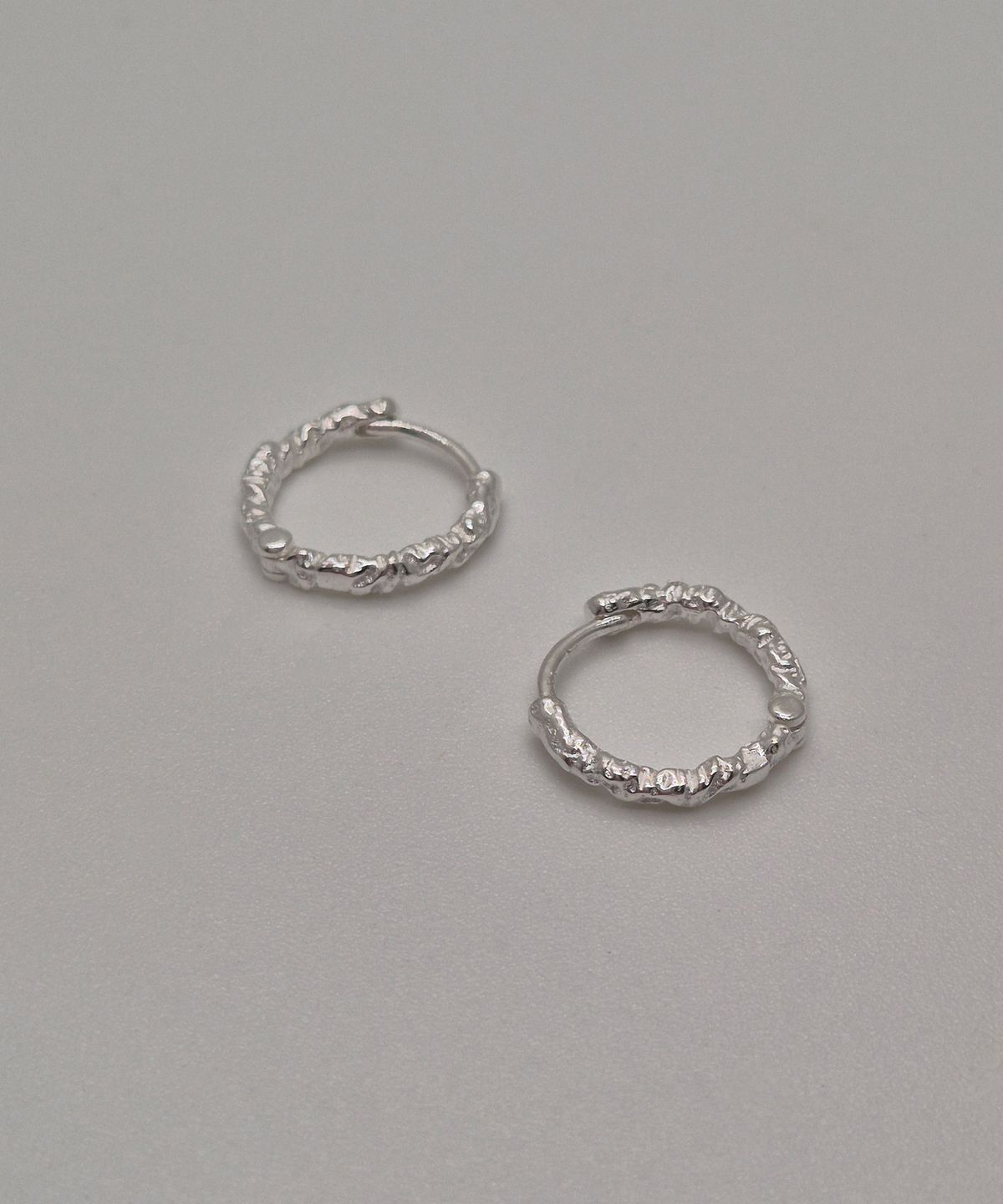 포에트리하우스(POETRYHAUS) RIPPLE HOOP EARRINGS