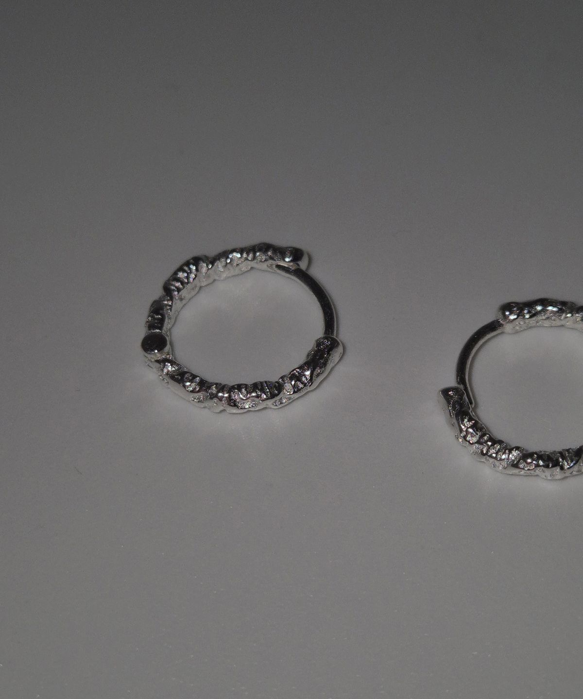 포에트리하우스(POETRYHAUS) RIPPLE HOOP EARRINGS