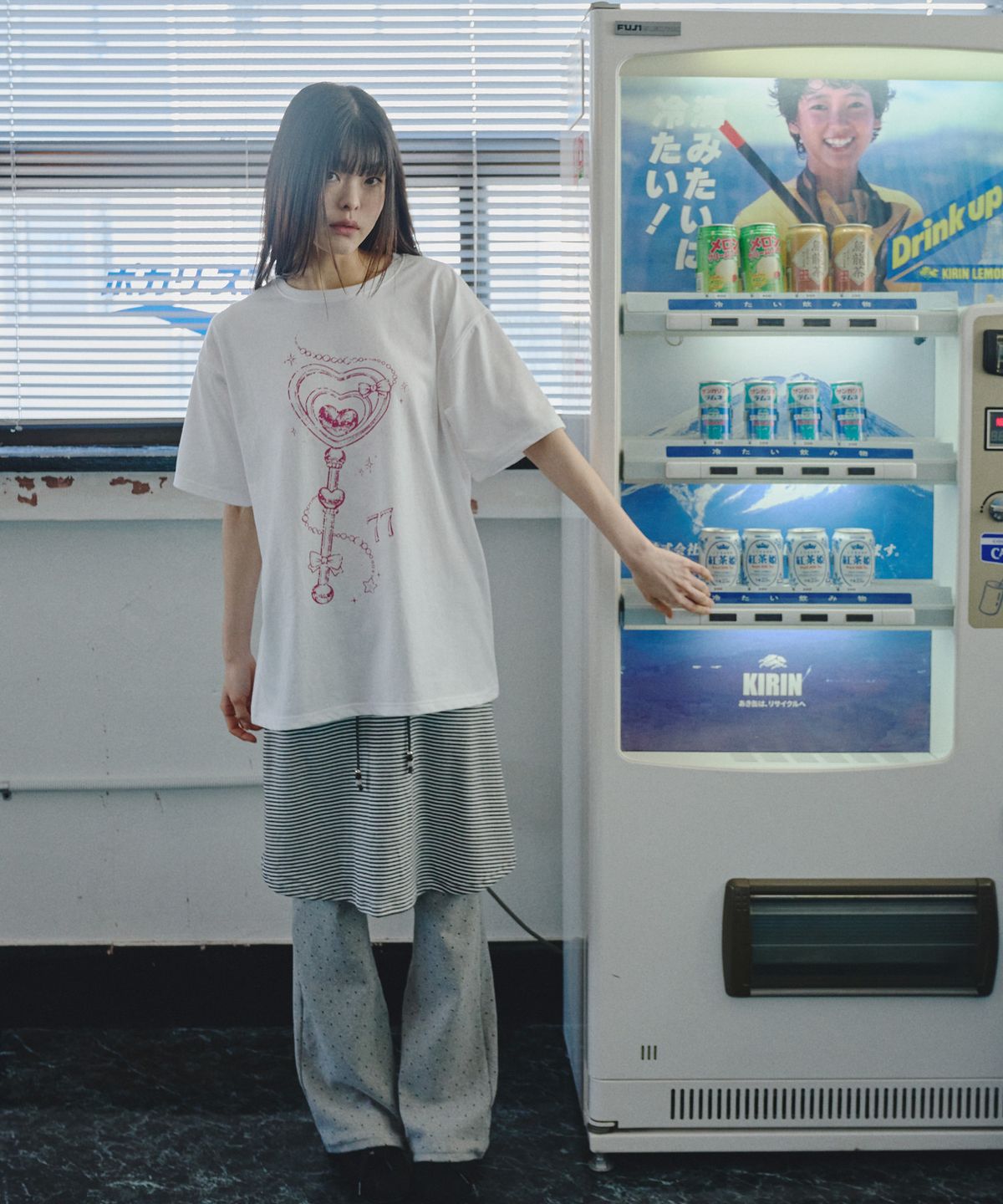 미헤브(MIHEV) 러블리 매직 완드 오버핏 반팔 티셔츠 화이트
