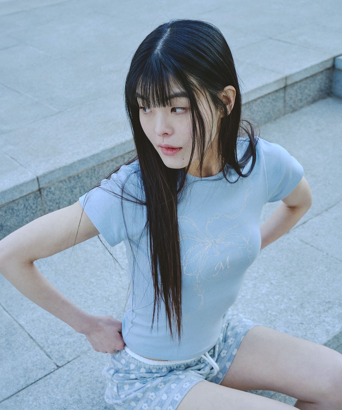 미헤브(MIHEV) M 하트 팬던트 반팔 티셔츠 스카이블루