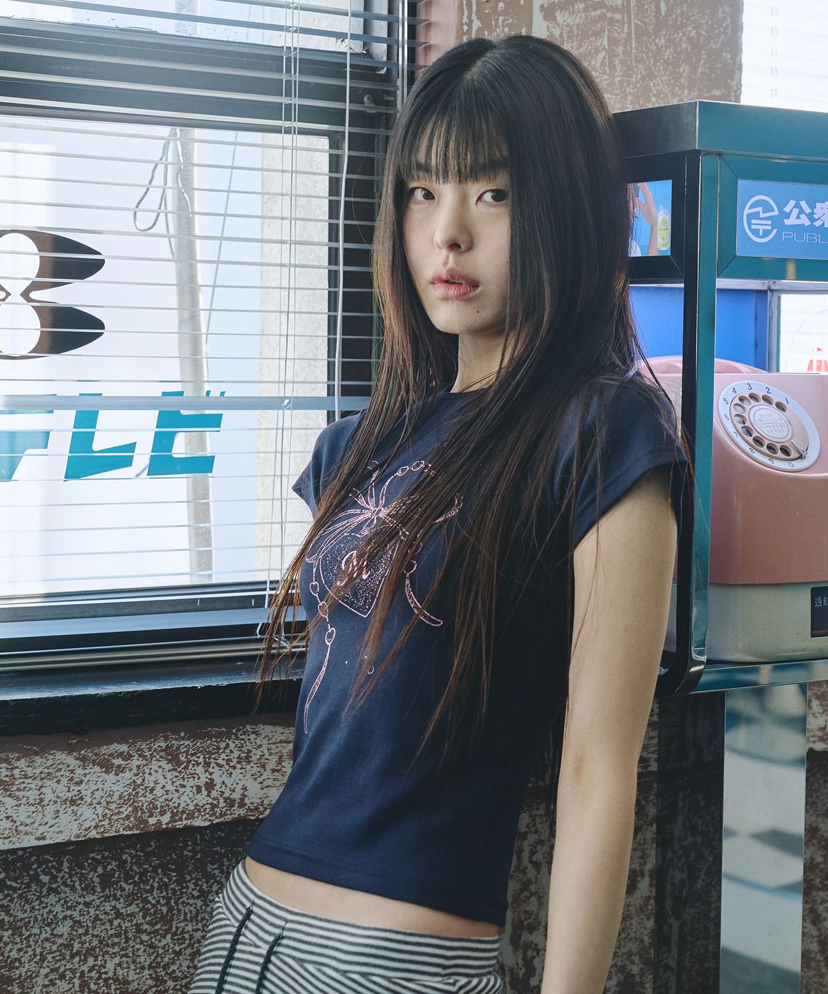 미헤브(MIHEV) M 하트 팬던트 반팔 티셔츠 네이비