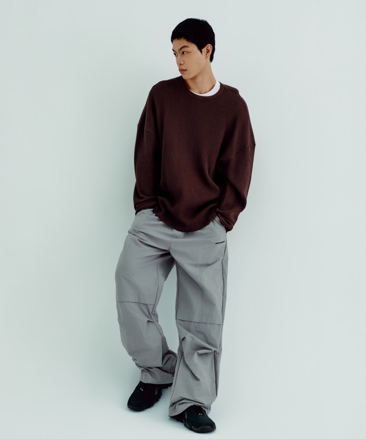 얼스캄에라(EARTH CALM ERA) 라이트웨이트 파라수트 팬츠_라이트 그레이