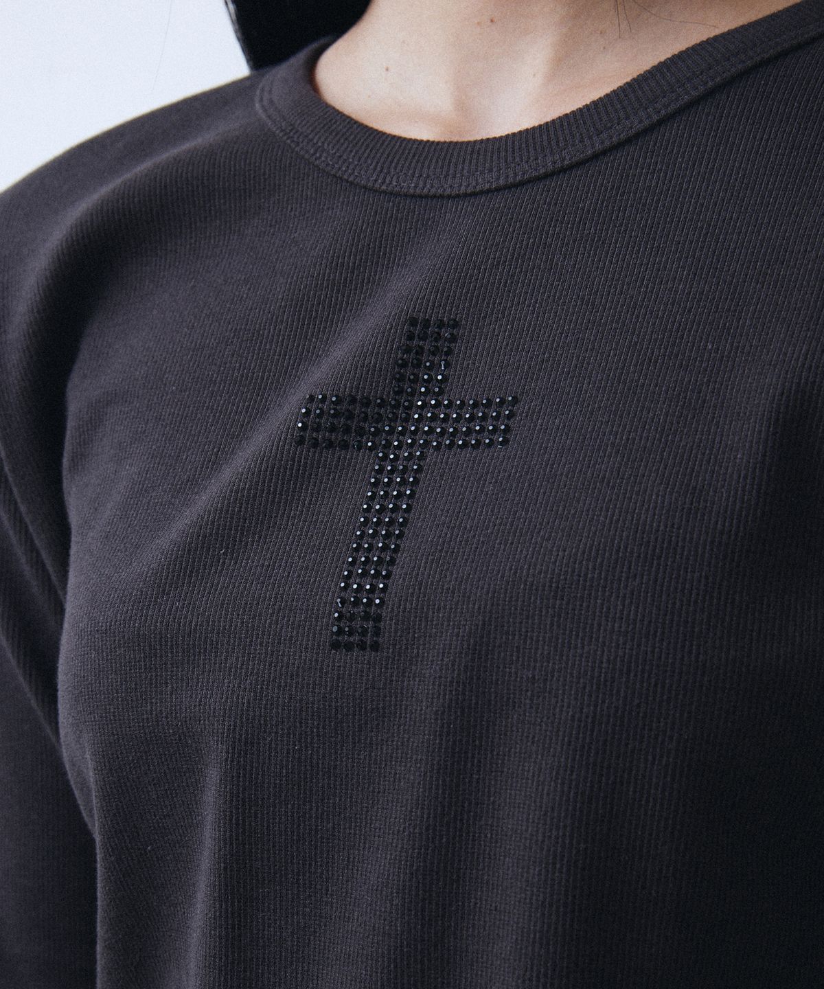 레킴(LEKIM) 큐빅 크로스 롱 슬리브 (차콜)