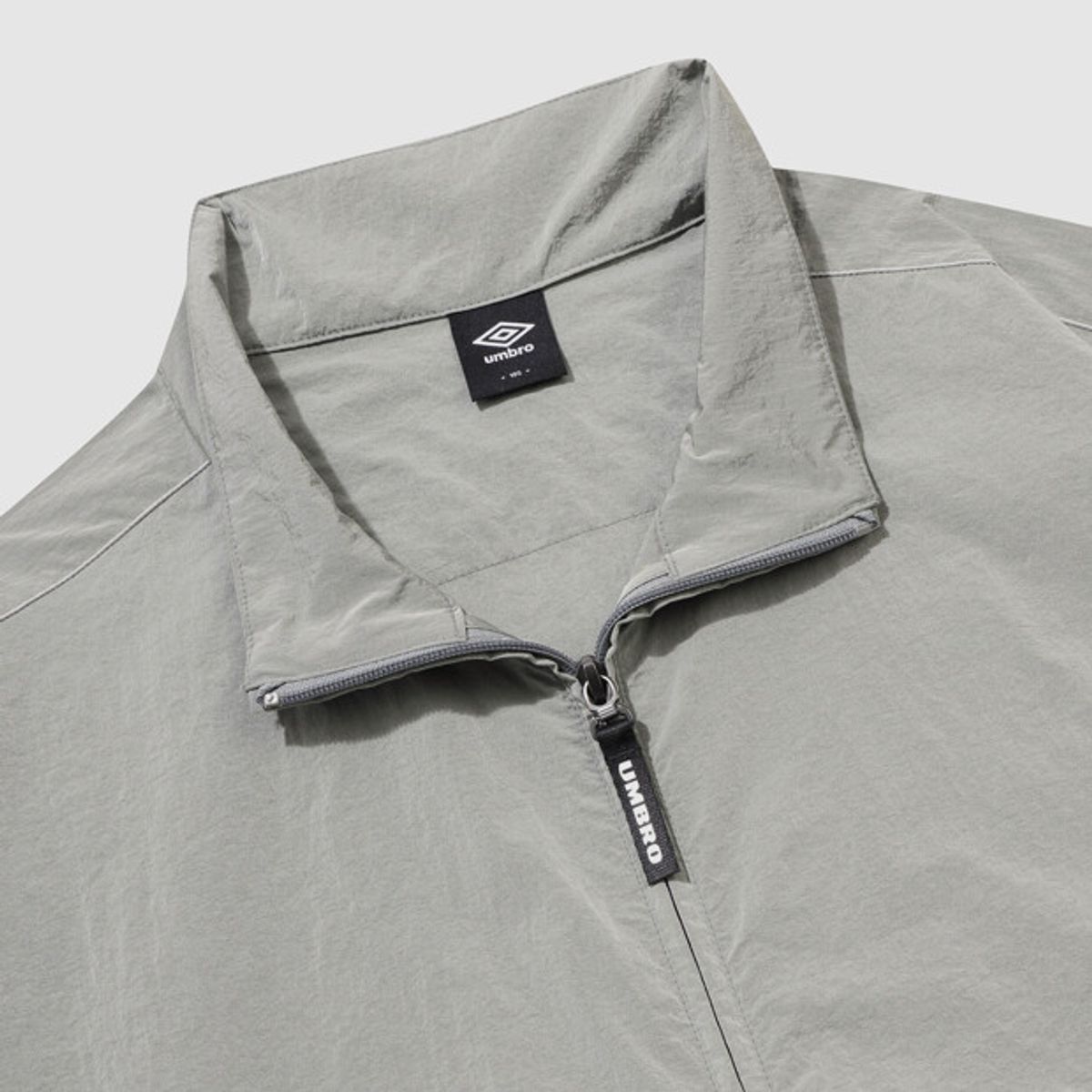 엄브로(UMBRO) 클래식 플러스 스탠넥 바람막이 자켓 카키 UR124CJK33