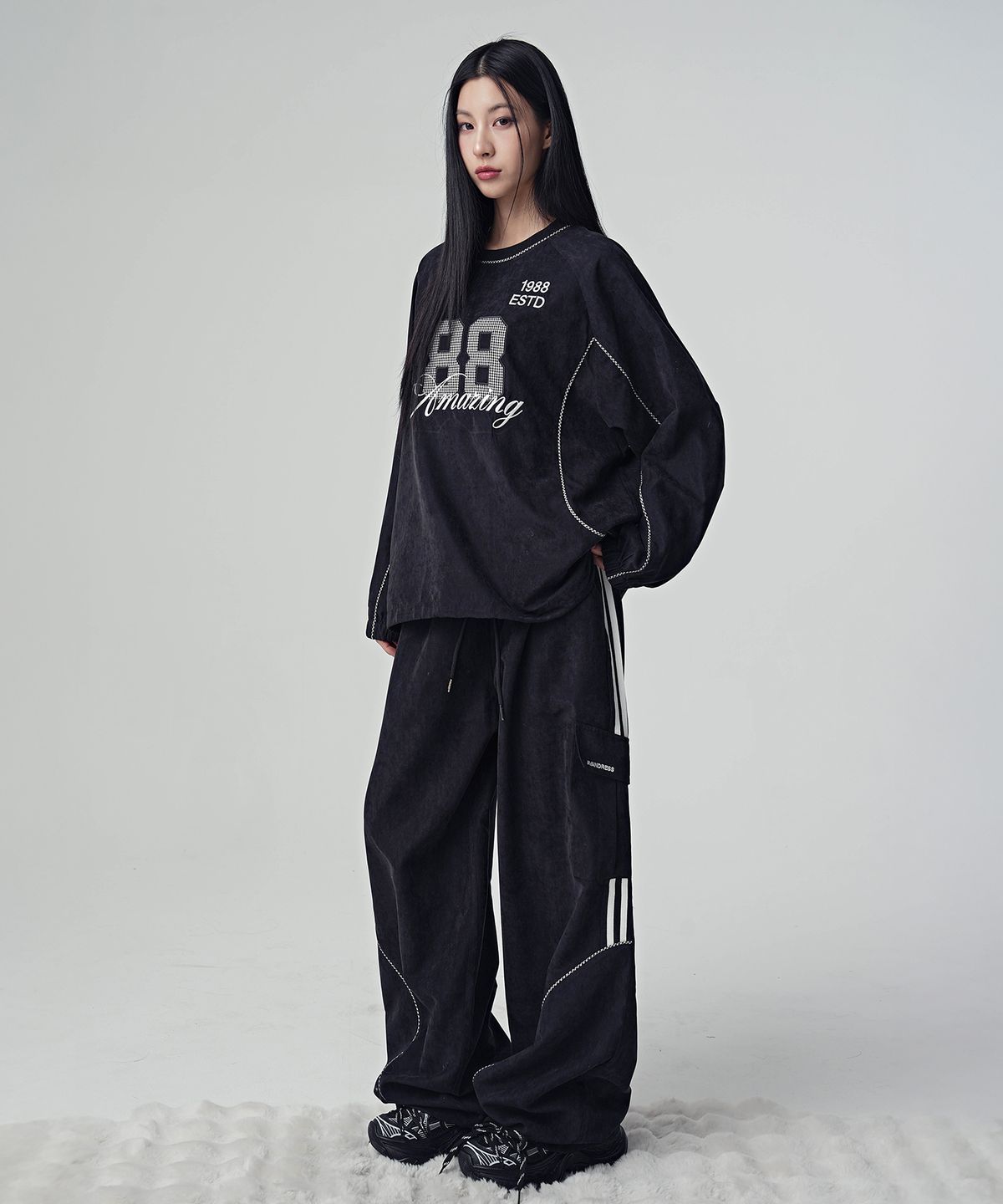어반드레스(AVANDRESS) [SET] 88 어메이징 스프링 스웨이드 맨투맨 + 88 어메이징 스프링 스웨이드 팬츠