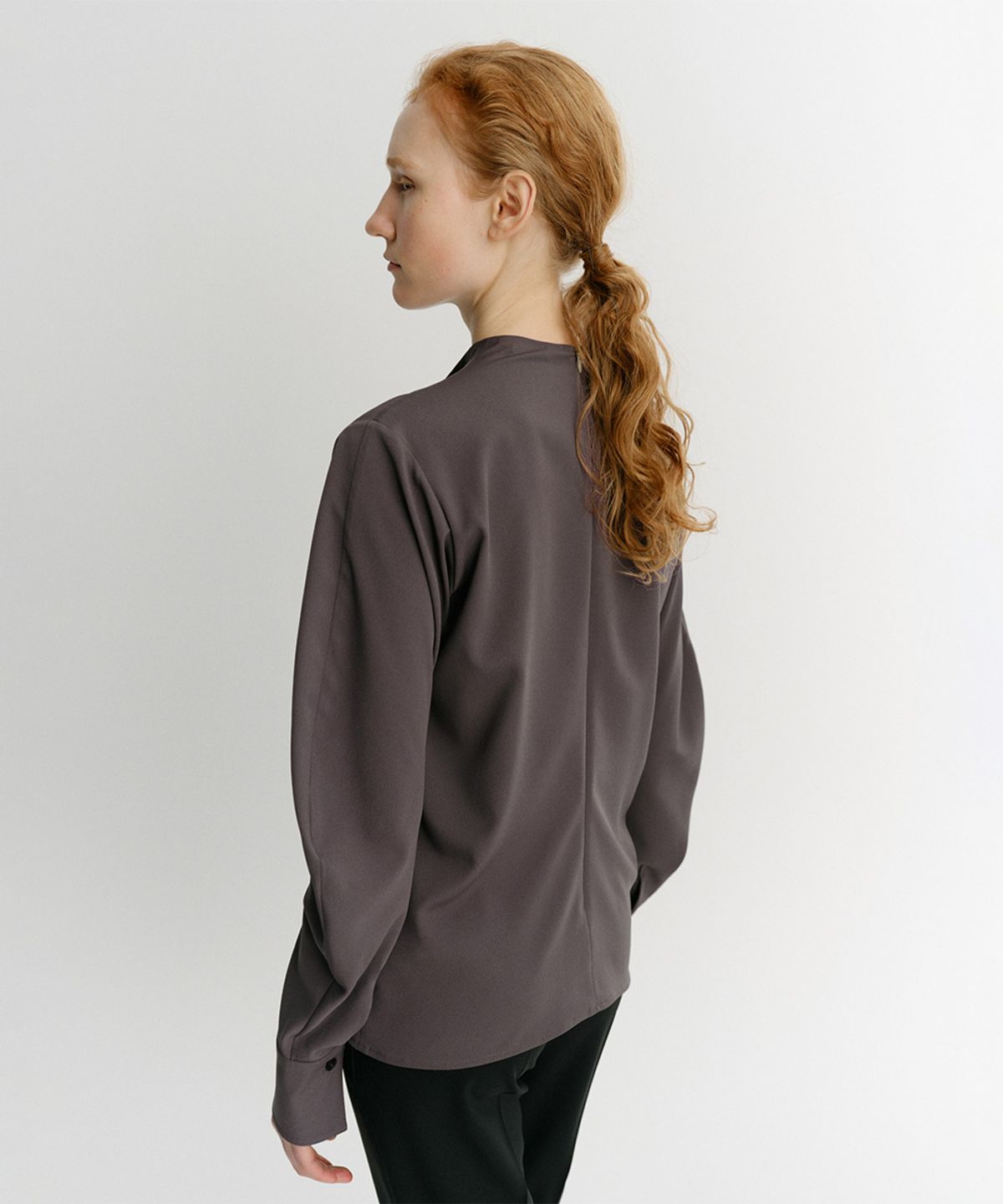 이아(EAAH) CURVED SLEEVE BLOUSE (TAUPE)