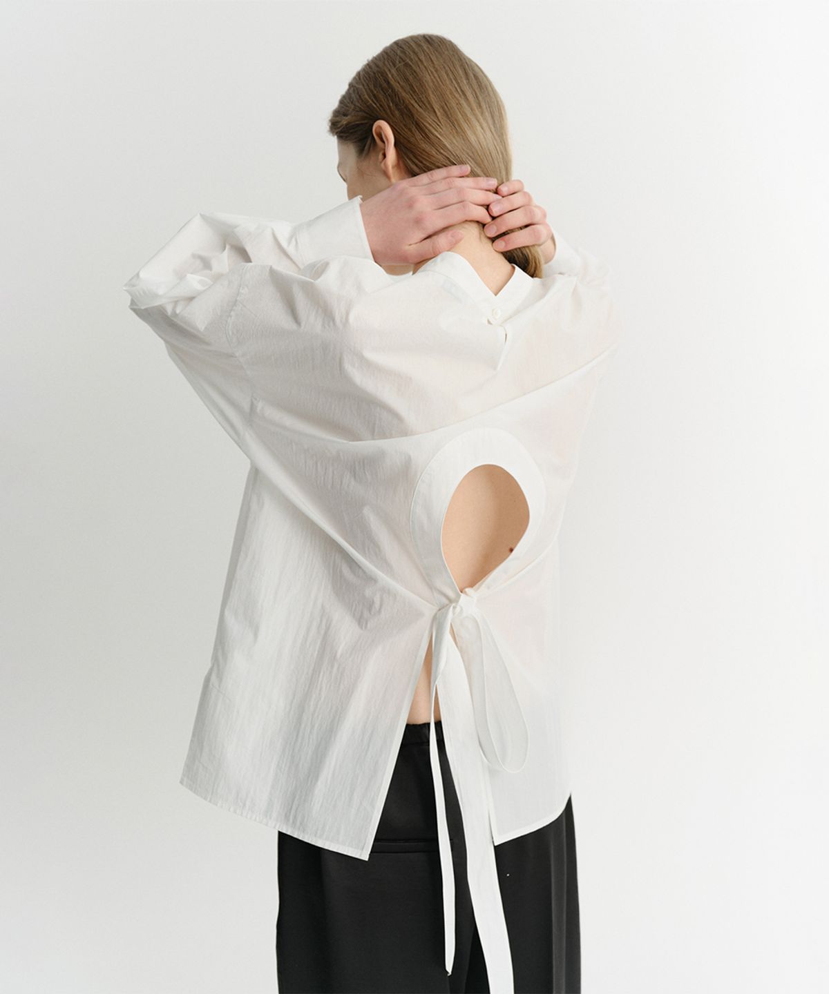 이아(EAAH) MILO TIE BACK SHIRT (WHITE)