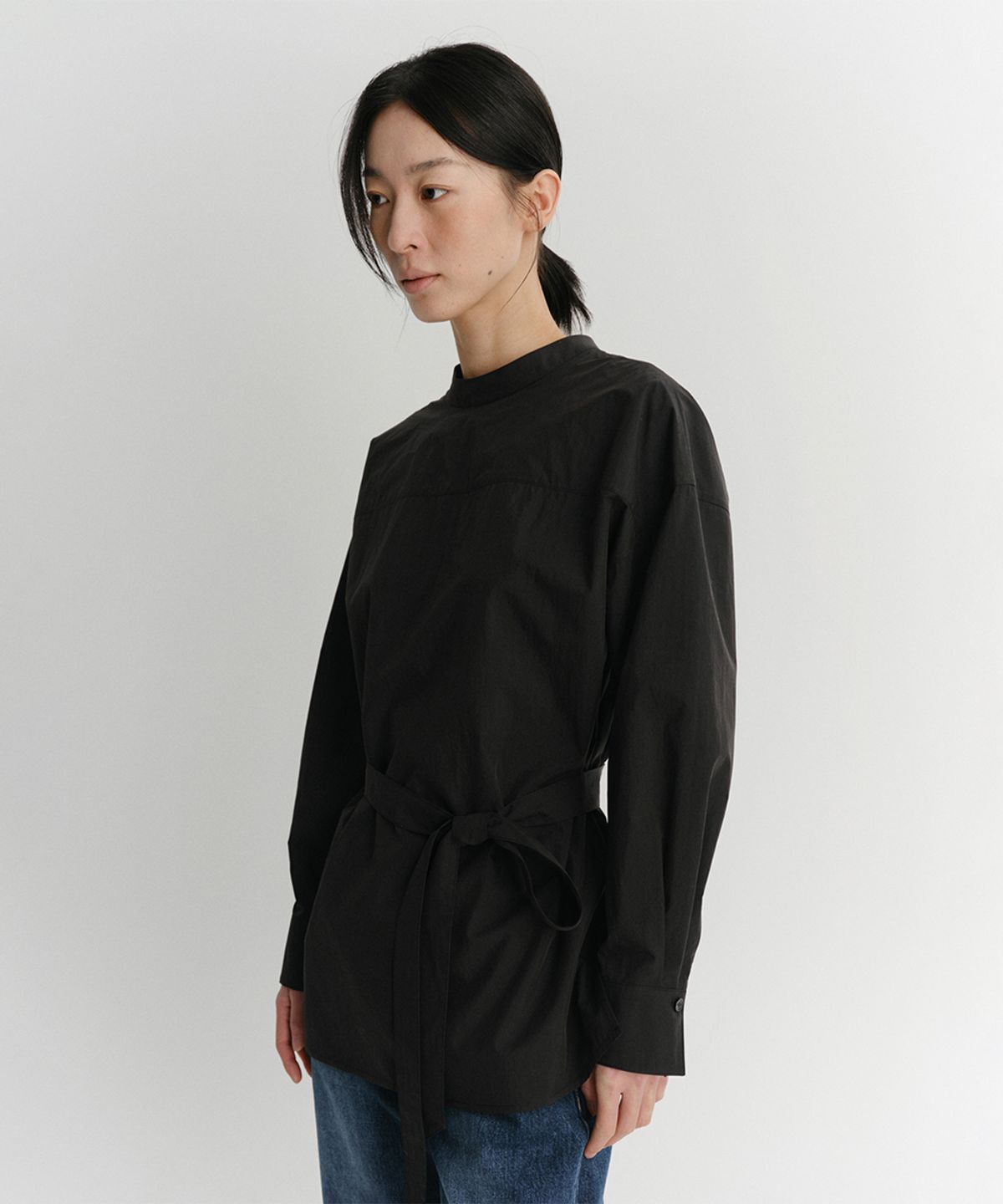 이아(EAAH) MILO TIE BACK SHIRT (BLACK)
