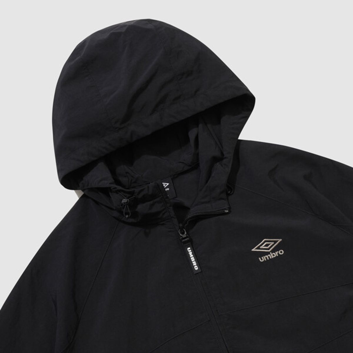 엄브로(UMBRO) 클래식 우먼스 후드형 바람막이 집업 자켓 블랙 UR122CJK32