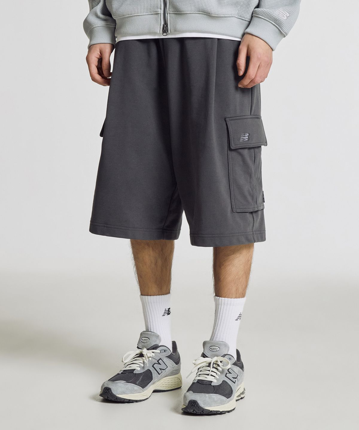 뉴발란스(NEW BALANCE) NBNVG21423 / UNI 에센셜 7부 카고 쇼츠 (CHARCOAL)
