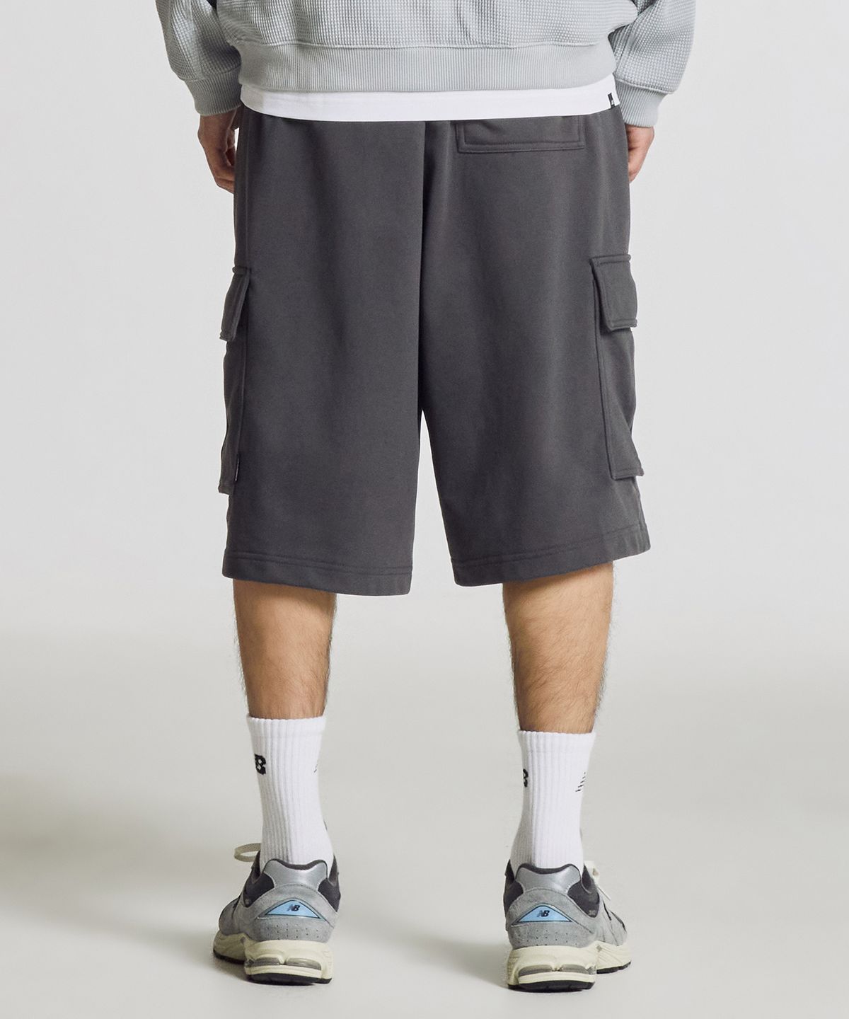 뉴발란스(NEW BALANCE) NBNVG21423 / UNI 에센셜 7부 카고 쇼츠 (CHARCOAL)