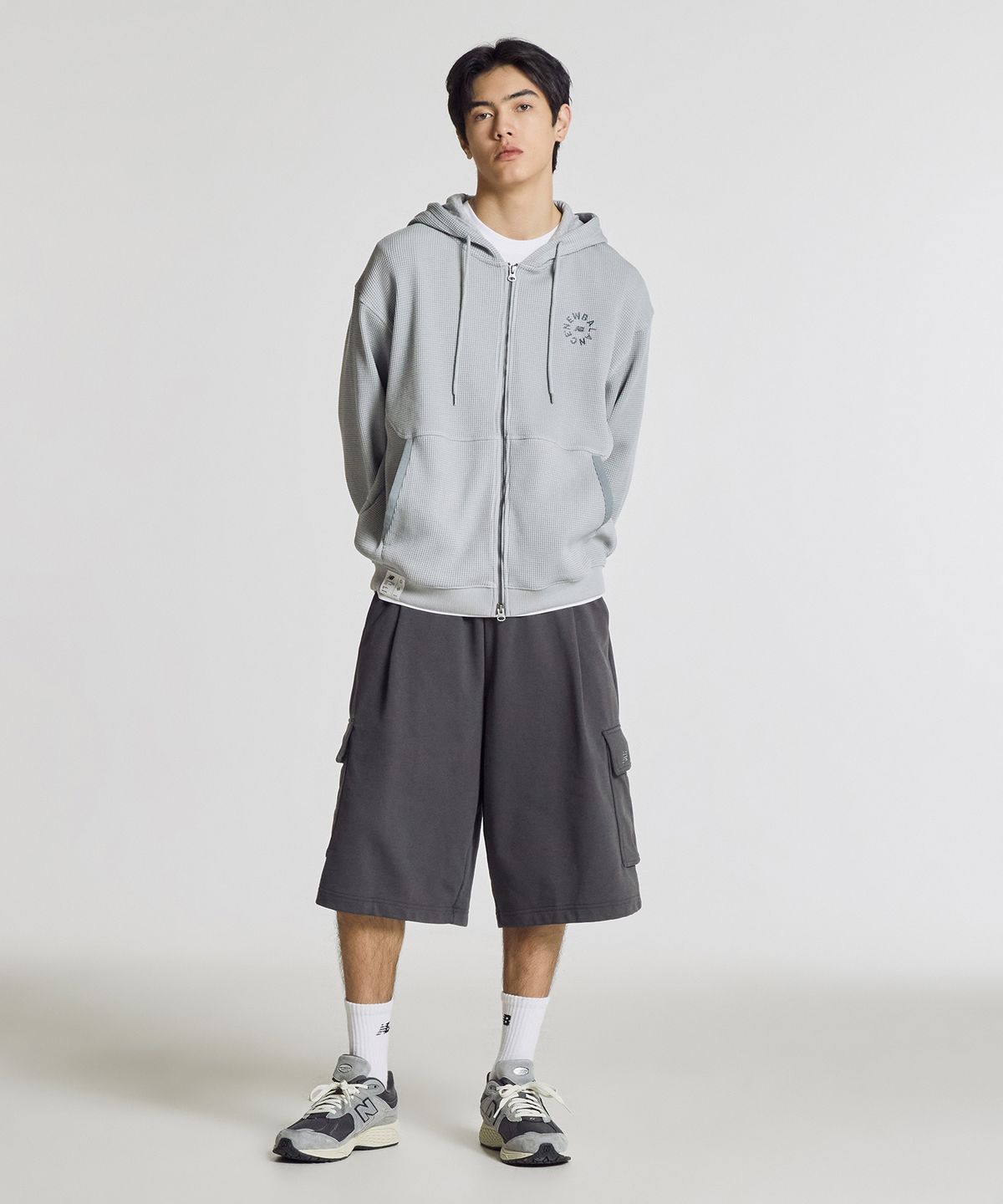 뉴발란스(NEW BALANCE) NBNVG21423 / UNI 에센셜 7부 카고 쇼츠 (CHARCOAL)