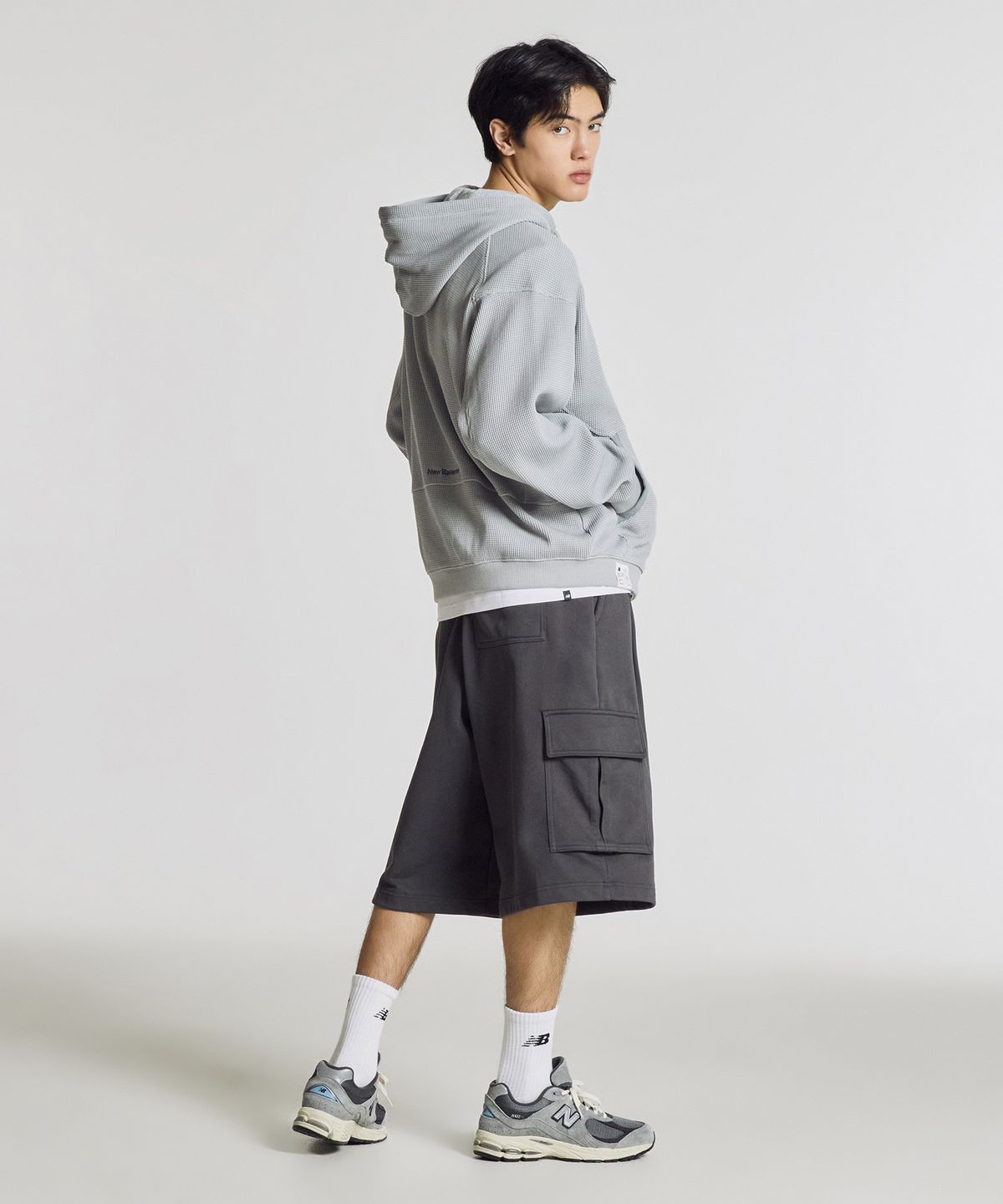 뉴발란스(NEW BALANCE) NBNVG21423 / UNI 에센셜 7부 카고 쇼츠 (CHARCOAL)