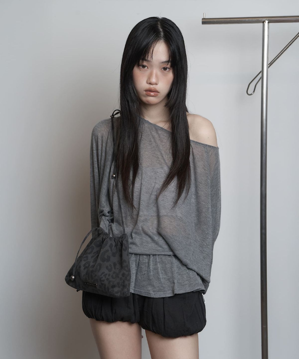 피넛루프(PEANUT LOOP) Leopard Pouch Bag Charcoal