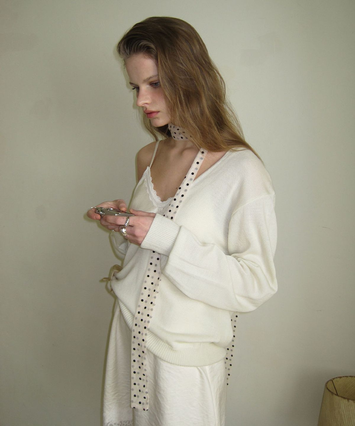 어패럴아카이브(APPAREL ARCHIVE) Peed deep v-neck knit - Ivory
