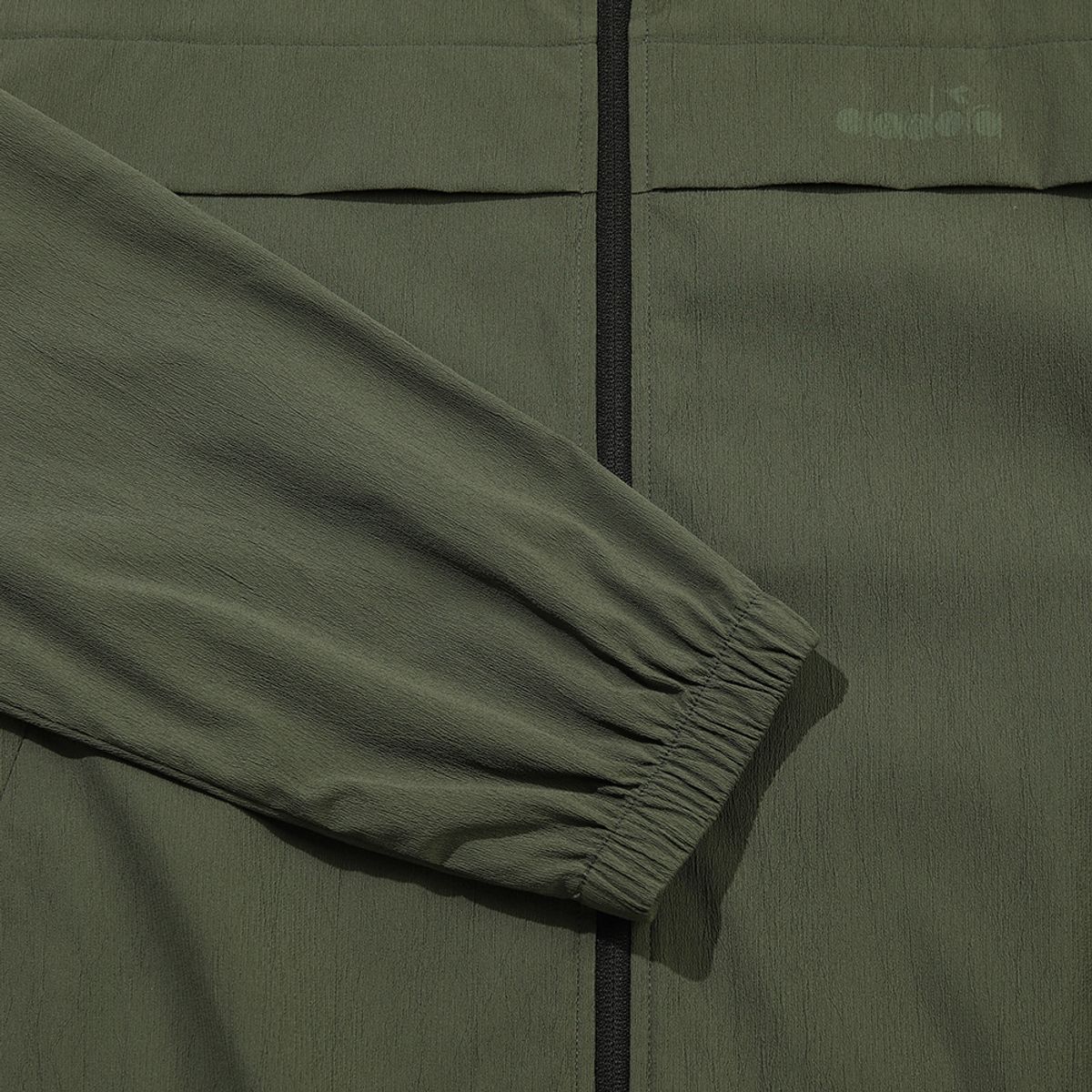 디아도라(diadora) 마이크로 플리츠 자켓 KHAKI