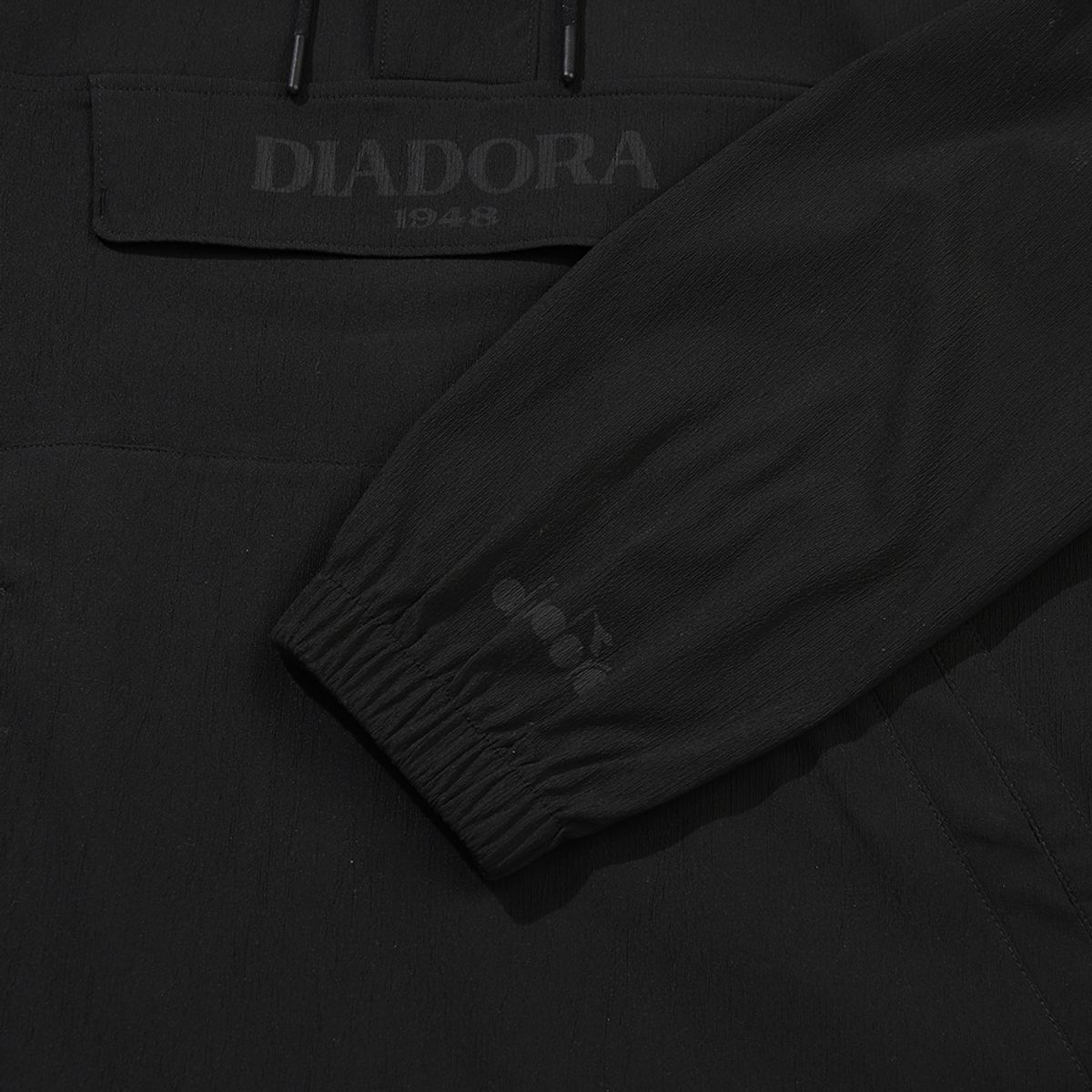 디아도라(diadora) 마이크로 플리츠 후드 아노락 자켓 BLACK