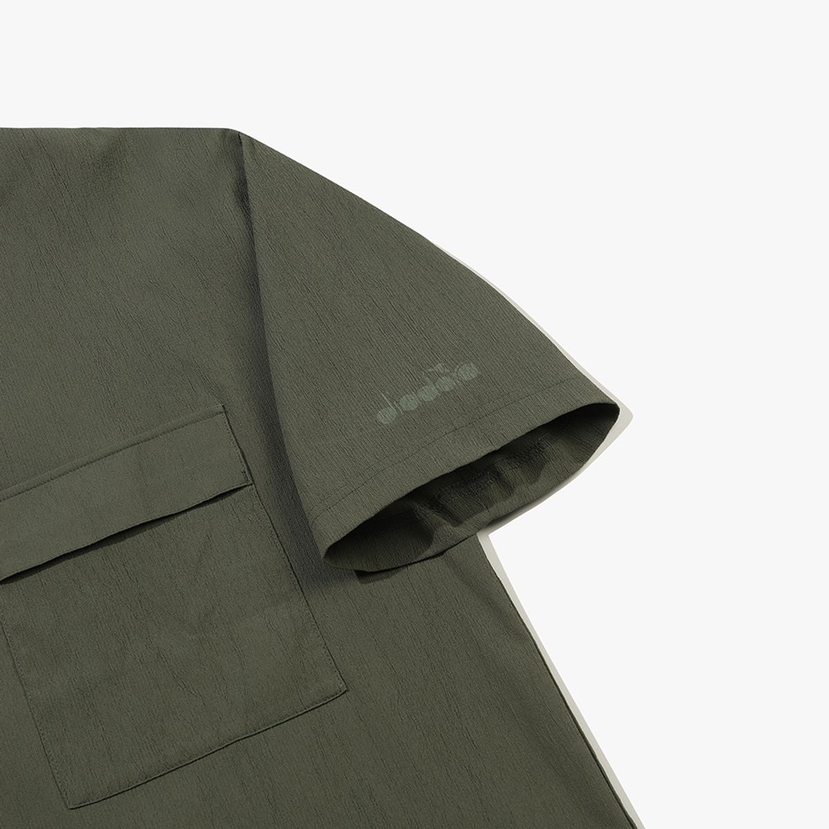 디아도라(diadora) 마이크로 플리츠 반팔 피스테 KHAKI