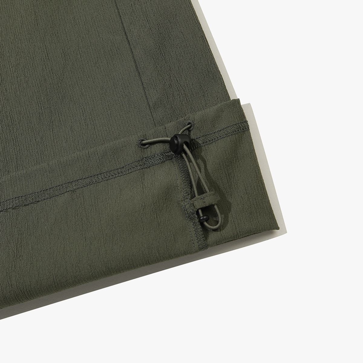 디아도라(diadora) 마이크로 플리츠 반팔 피스테 KHAKI