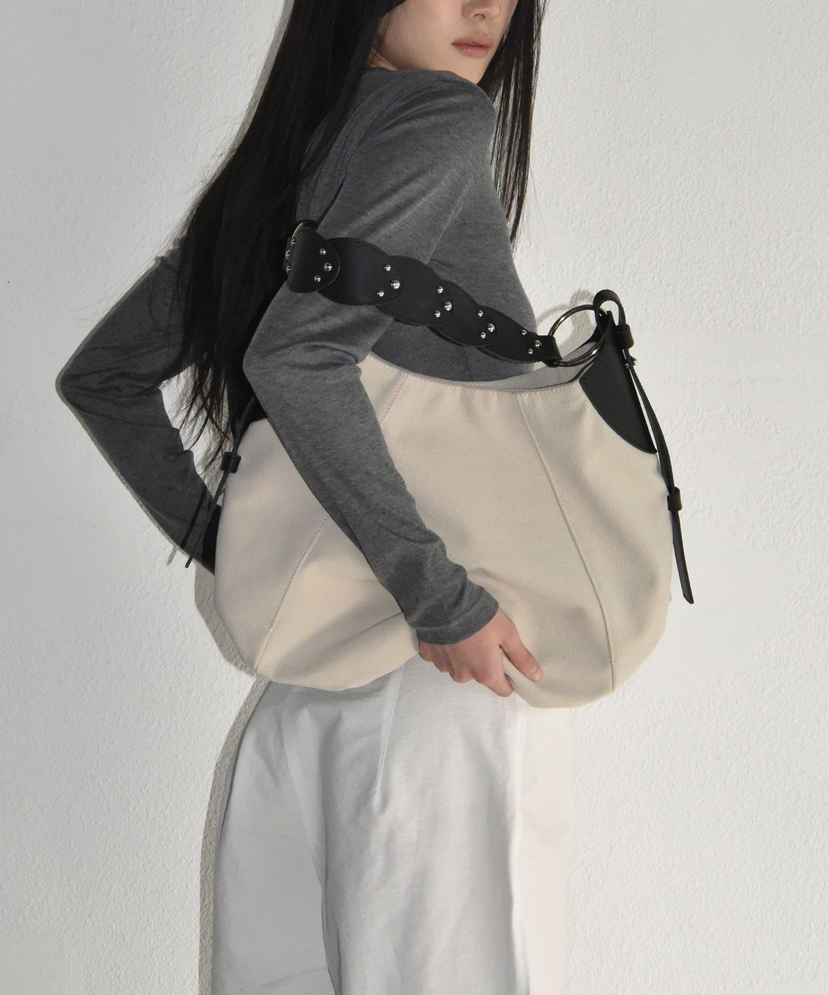 아포이(AFOYE) Ova Bag / Ivory Suede