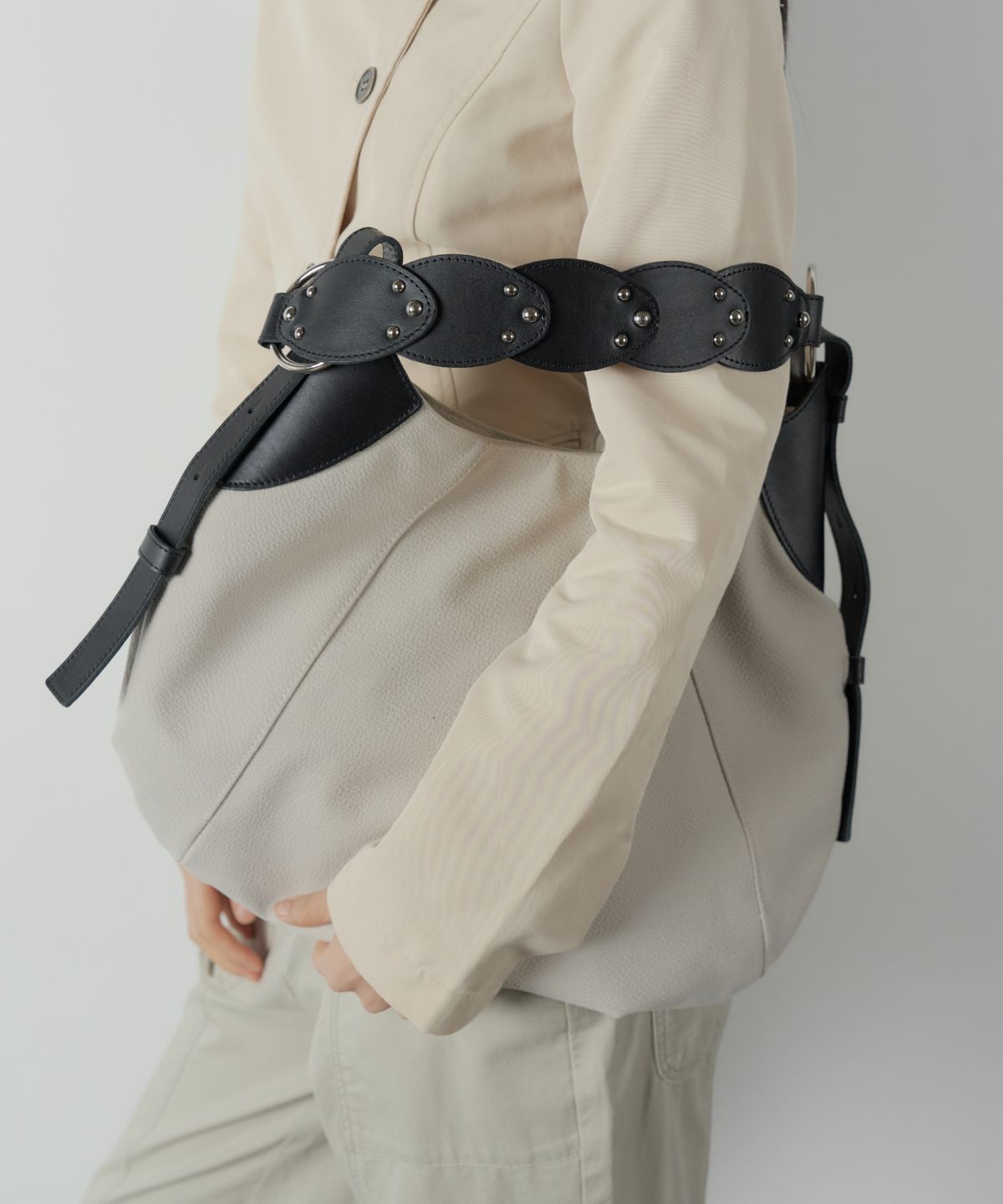 아포이(AFOYE) Ova Bag / Ivory Suede