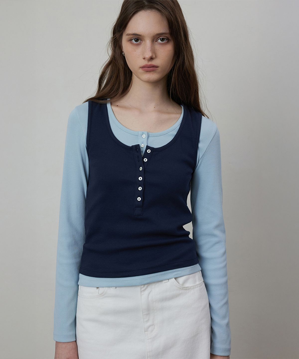 퀸스래빗(Q'SRB) Fine Ribbed Button Sleeveless Top