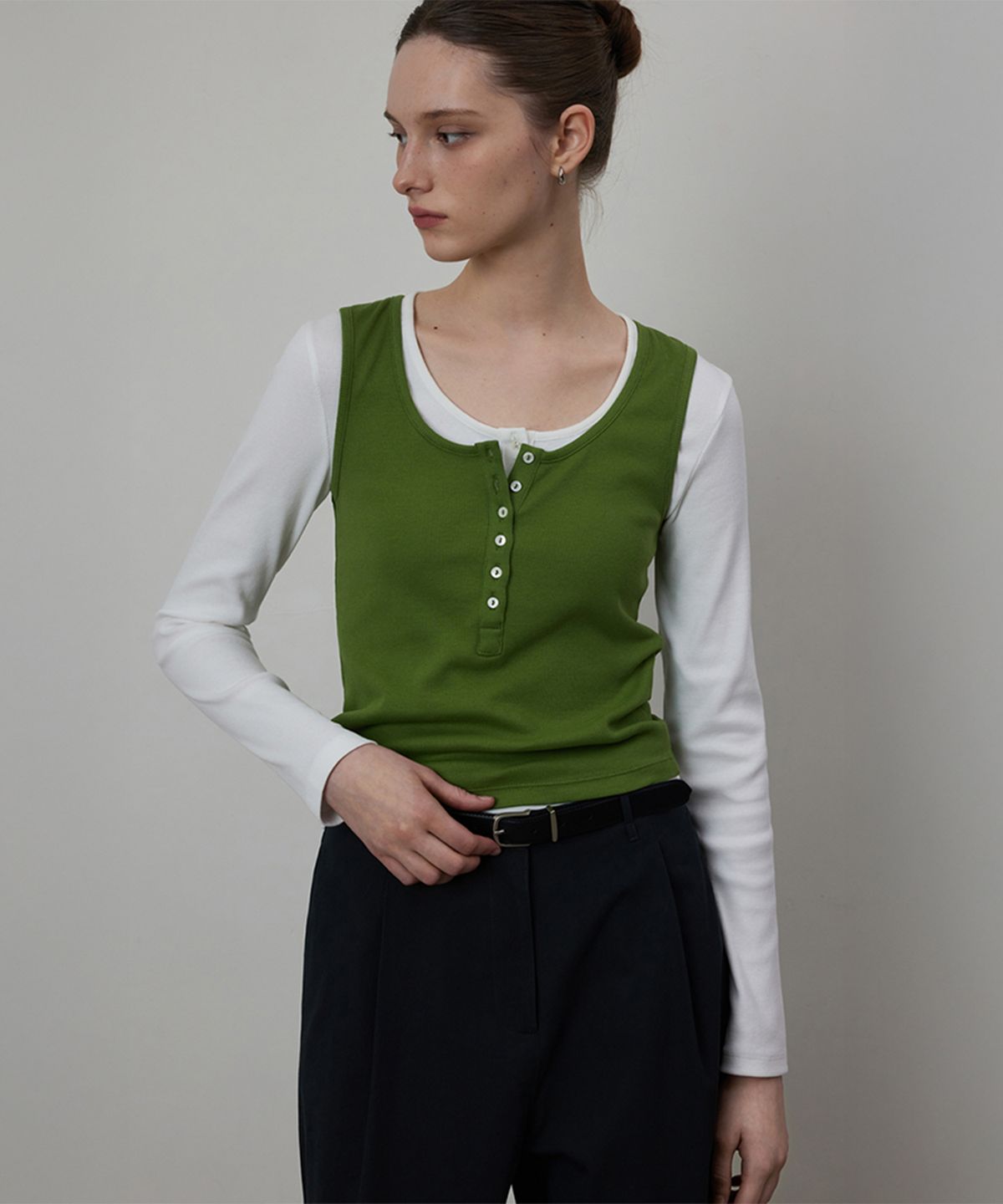 퀸스래빗(Q'SRB) Fine Ribbed Button Sleeveless Top