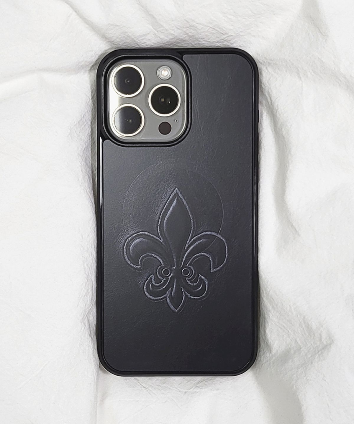 메모리즈바운더리(MEMORIESBOUNDARY) AETERNA Sacred Fleur de Lis Graphic Phone Case (Graphite)(BK_Epoxy/MagSafe Glass)