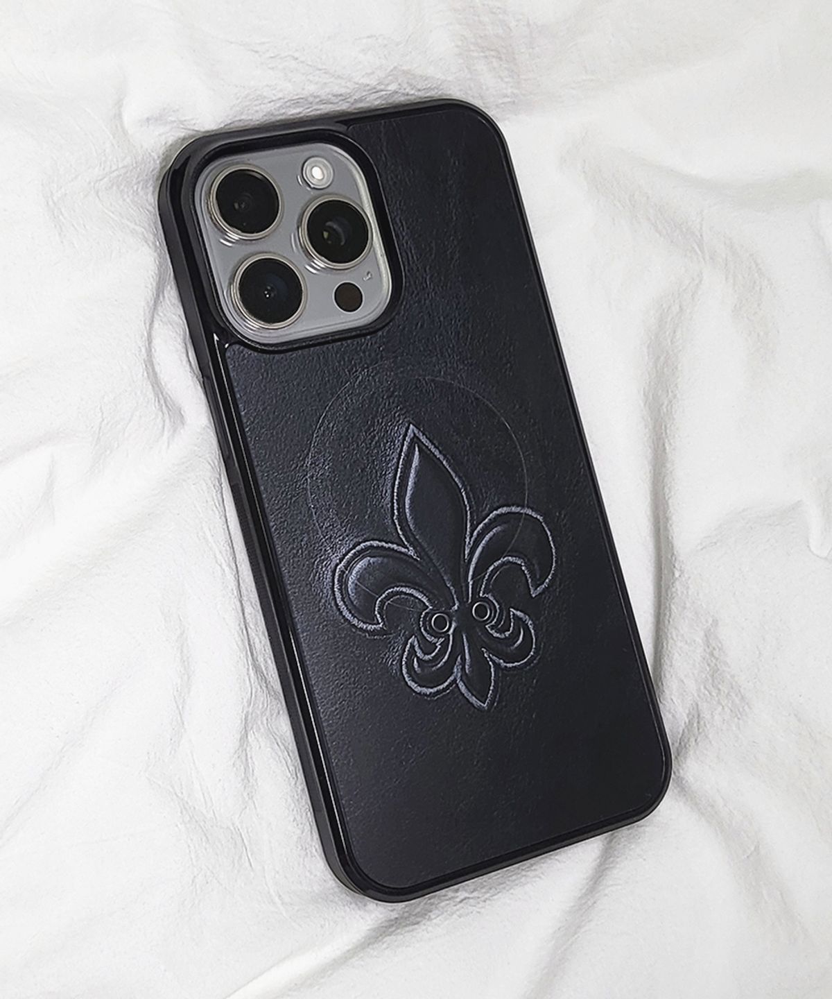 메모리즈바운더리(MEMORIESBOUNDARY) AETERNA Sacred Fleur de Lis Graphic Phone Case (Graphite)(BK_Epoxy/MagSafe Glass)
