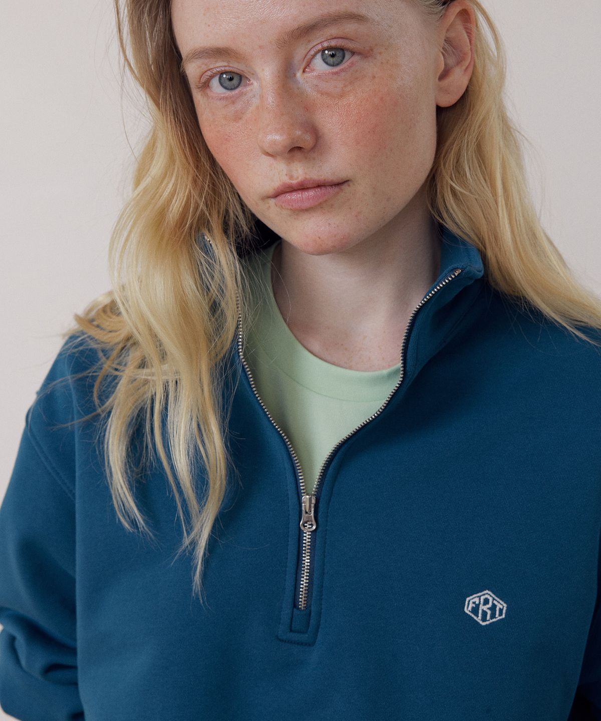 프리터(FRITUR) Logo Half Zip-up Blue_F261TS10