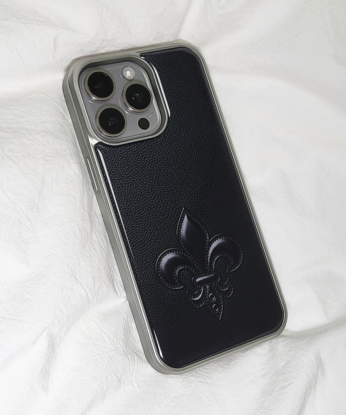 메모리즈바운더리(MEMORIESBOUNDARY) AETERNA Sacred Fleur de Lis Graphic Phone Case (Black)(SV_Epoxy/MagSafe Glass)