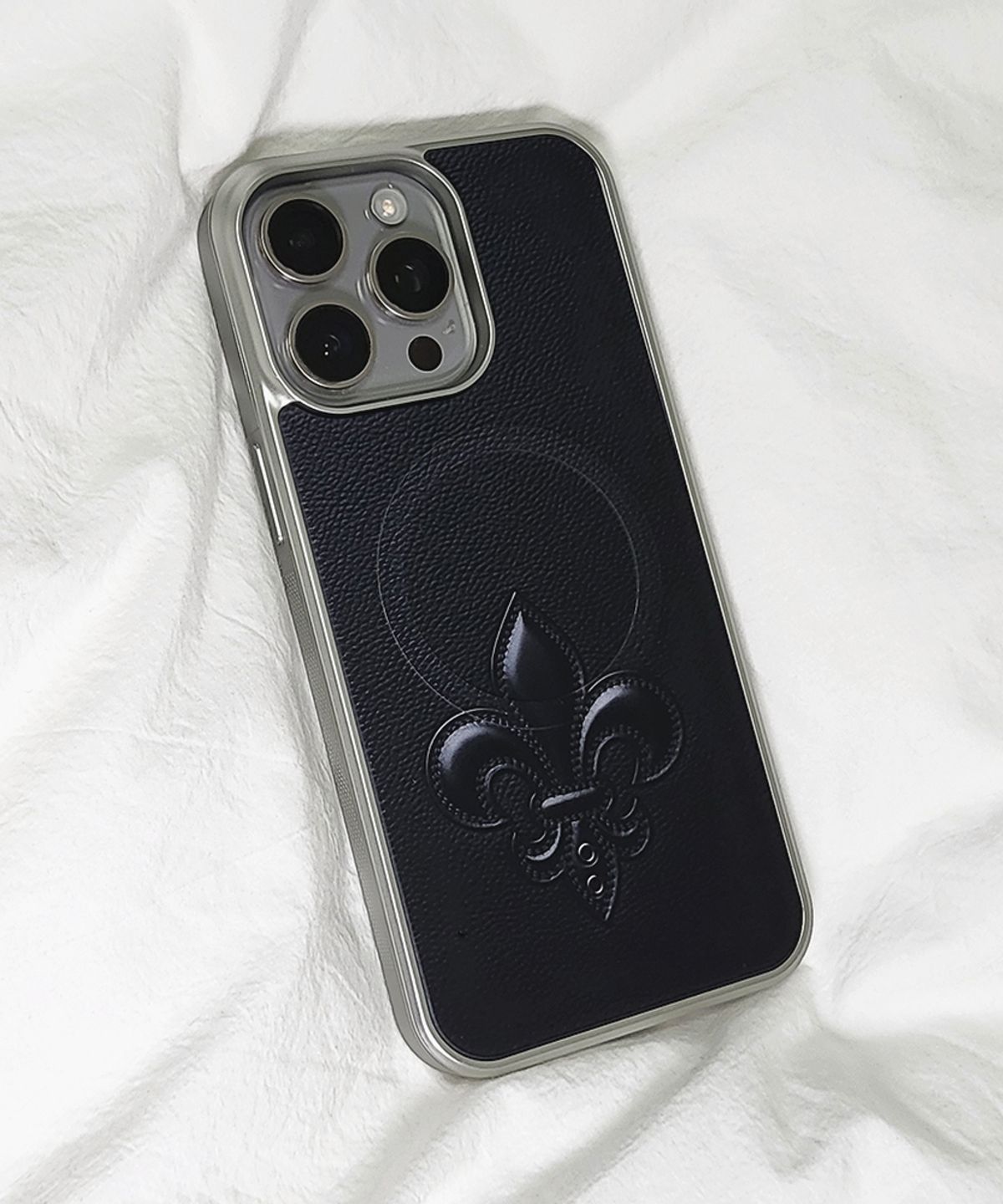 메모리즈바운더리(MEMORIESBOUNDARY) AETERNA Sacred Fleur de Lis Graphic Phone Case (Black)(SV_Epoxy/MagSafe Glass)
