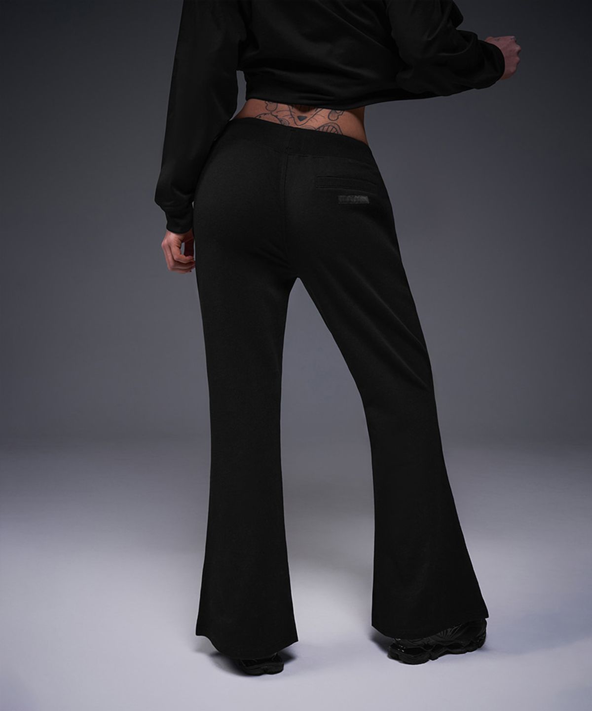 본투윈(BORN TO WIN) W SILVER B BOOTS CUT SWEAT PANTS [BLACK]