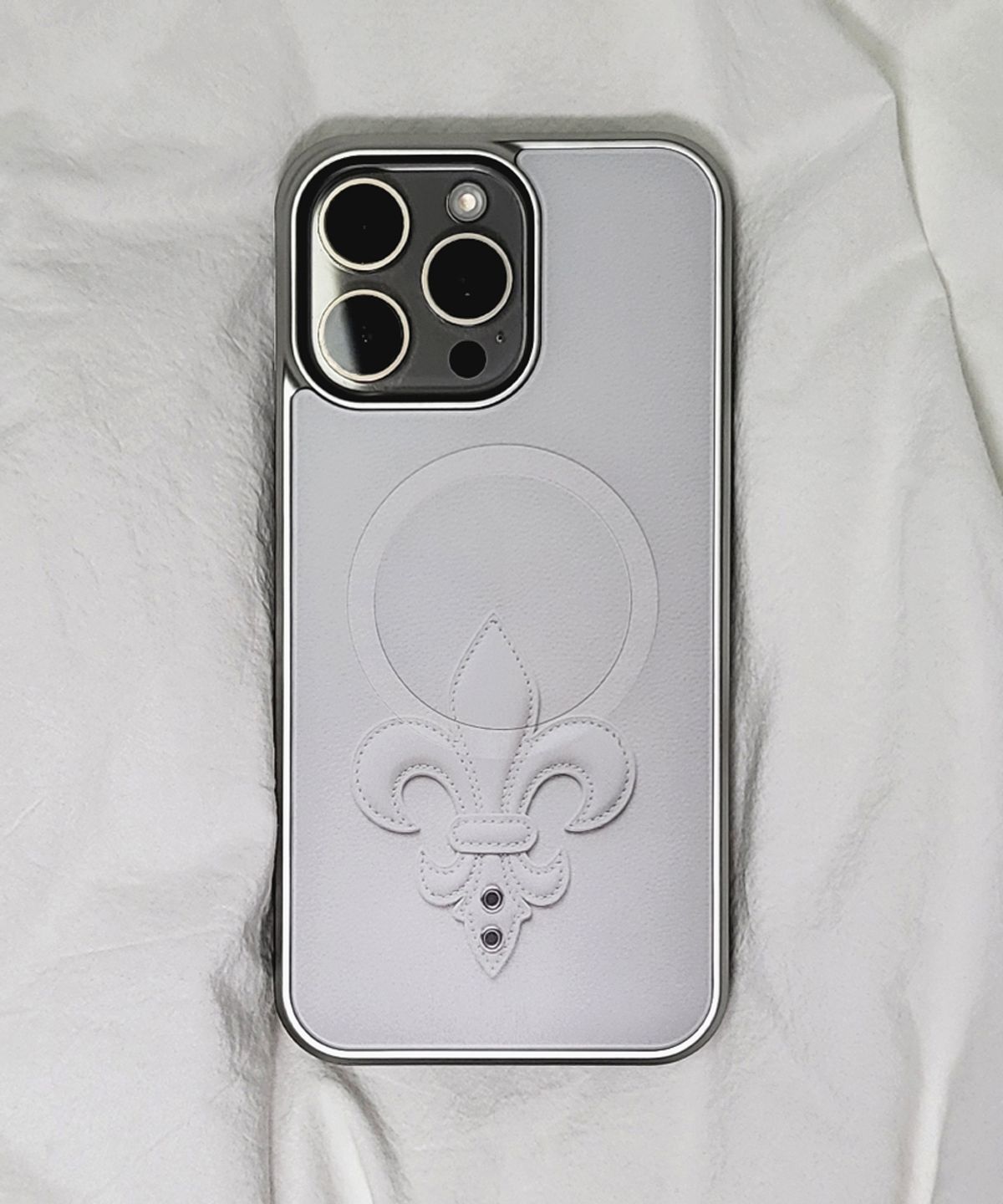 메모리즈바운더리(MEMORIESBOUNDARY) AETERNA Sacred Fleur de Lis Graphic Phone Case (Cloud)(SV_Epoxy/MagSafe Glass)
