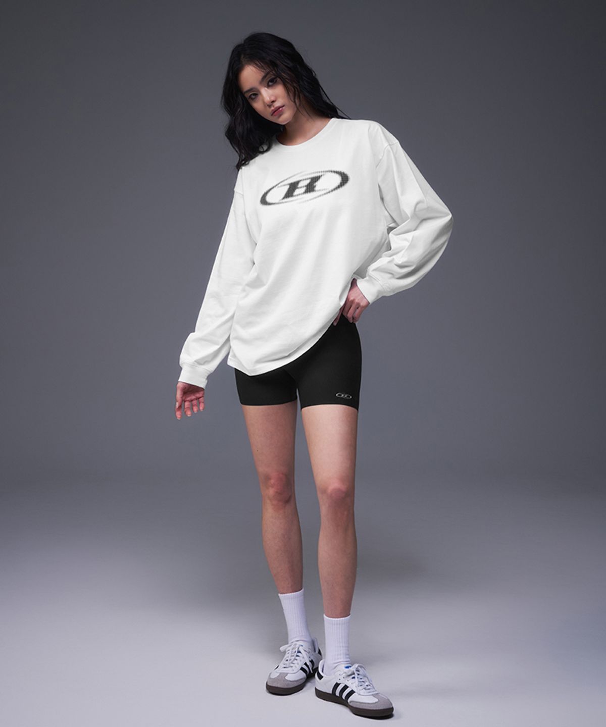 본투윈(BORN TO WIN) W HALFTONE LOGO OVER FIT LONG SLEEVE [WHITE]