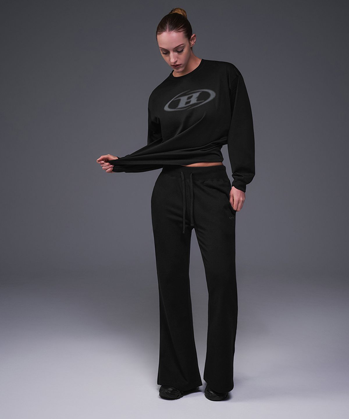본투윈(BORN TO WIN) W HALFTONE LOGO OVER FIT LONG SLEEVE [BLACK]