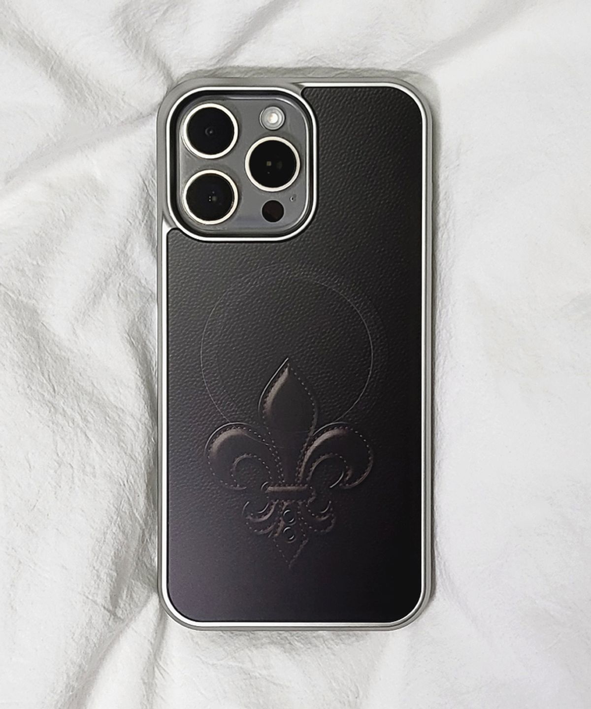 메모리즈바운더리(MEMORIESBOUNDARY) AETERNA Sacred Fleur de Lis Graphic Phone Case (Brown)(SV_Epoxy/MagSafe Glass)