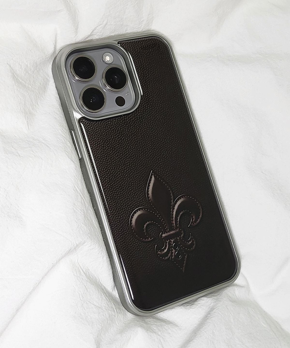 메모리즈바운더리(MEMORIESBOUNDARY) AETERNA Sacred Fleur de Lis Graphic Phone Case (Brown)(SV_Epoxy/MagSafe Glass)